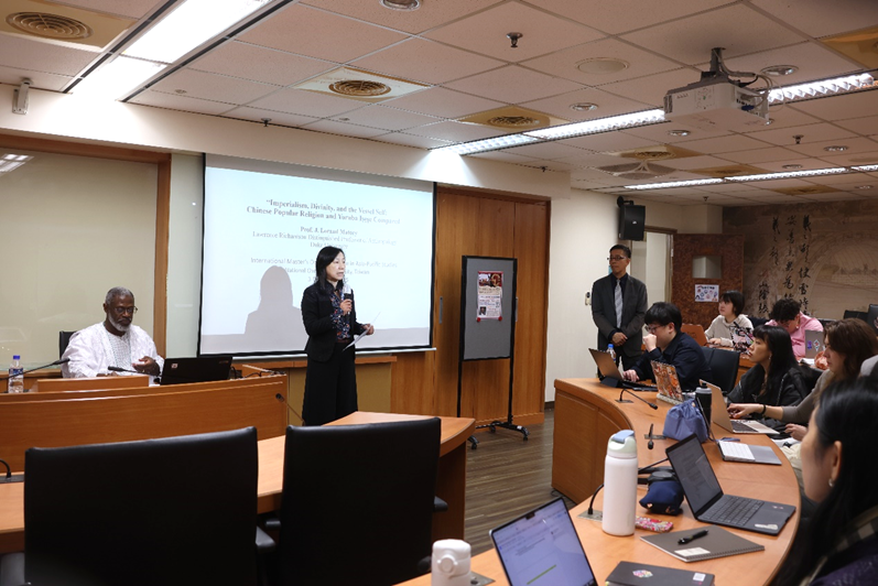 Dean Wan-Ying Yang delivering her opening speech.
